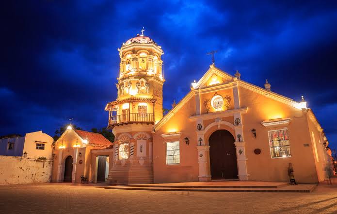 Iglesia de Santa Bárbara iluminada de noche, Mompox